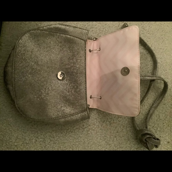 Silver bag with metal bow front - Picture 2 of 4